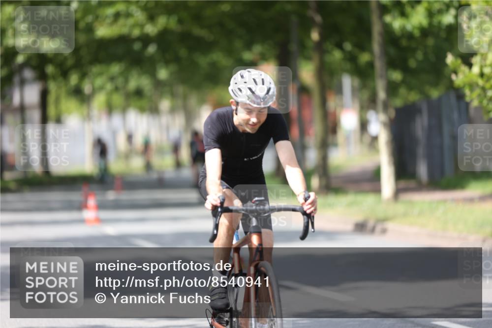 10.08.2025 - GEWOBA Citytriathlon Bremen Yannick Fuchs http://msf.ph/oto/8540941 10.08.2025 12:44:12 Radfahren 661, 669, 693, 703, 713, 731, 746, 908, 965, 1036 meine-sportfotos.de