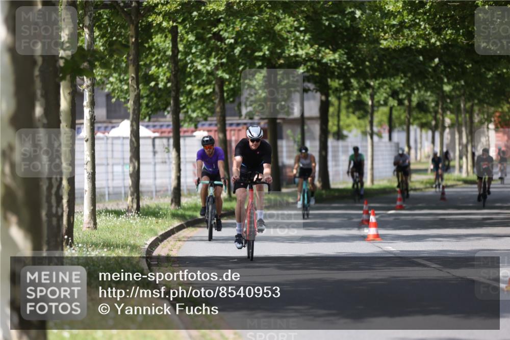 10.08.2025 - GEWOBA Citytriathlon Bremen Yannick Fuchs http://msf.ph/oto/8540953 10.08.2025 12:44:14 Radfahren 661, 669, 693, 703, 713, 731, 746, 908, 911, 965, 1036 meine-sportfotos.de