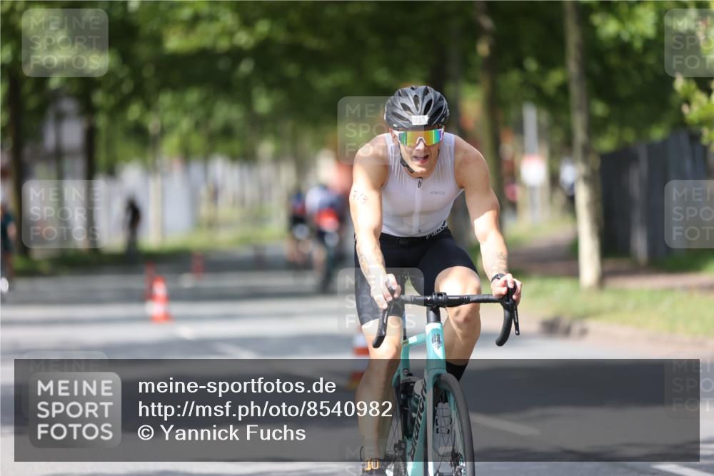 10.08.2025 - GEWOBA Citytriathlon Bremen Yannick Fuchs http://msf.ph/oto/8540982 10.08.2025 12:44:20 Radfahren 661, 669, 693, 703, 713, 731, 746, 911, 965 meine-sportfotos.de