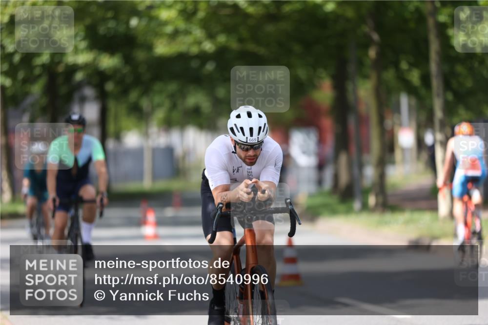 10.08.2025 - GEWOBA Citytriathlon Bremen Yannick Fuchs http://msf.ph/oto/8540996 10.08.2025 12:44:22 Radfahren 586, 661, 669, 693, 703, 713, 731, 746, 911, 965 meine-sportfotos.de