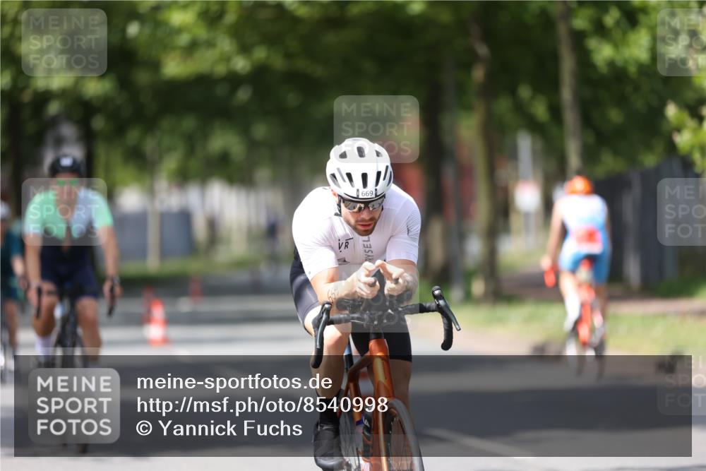 10.08.2025 - GEWOBA Citytriathlon Bremen Yannick Fuchs http://msf.ph/oto/8540998 10.08.2025 12:44:22 Radfahren 586, 661, 669, 693, 703, 713, 731, 746, 911, 965 meine-sportfotos.de