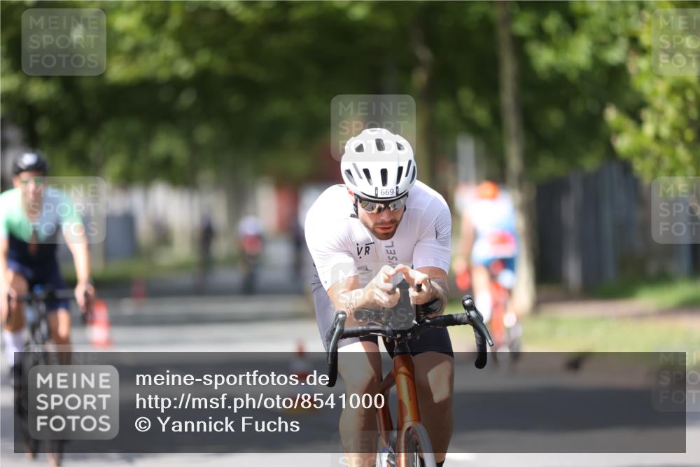 10.08.2025 - GEWOBA Citytriathlon Bremen Yannick Fuchs http://msf.ph/oto/8541000 10.08.2025 12:44:22 Radfahren 586, 661, 669, 693, 703, 713, 731, 746, 911, 965 meine-sportfotos.de