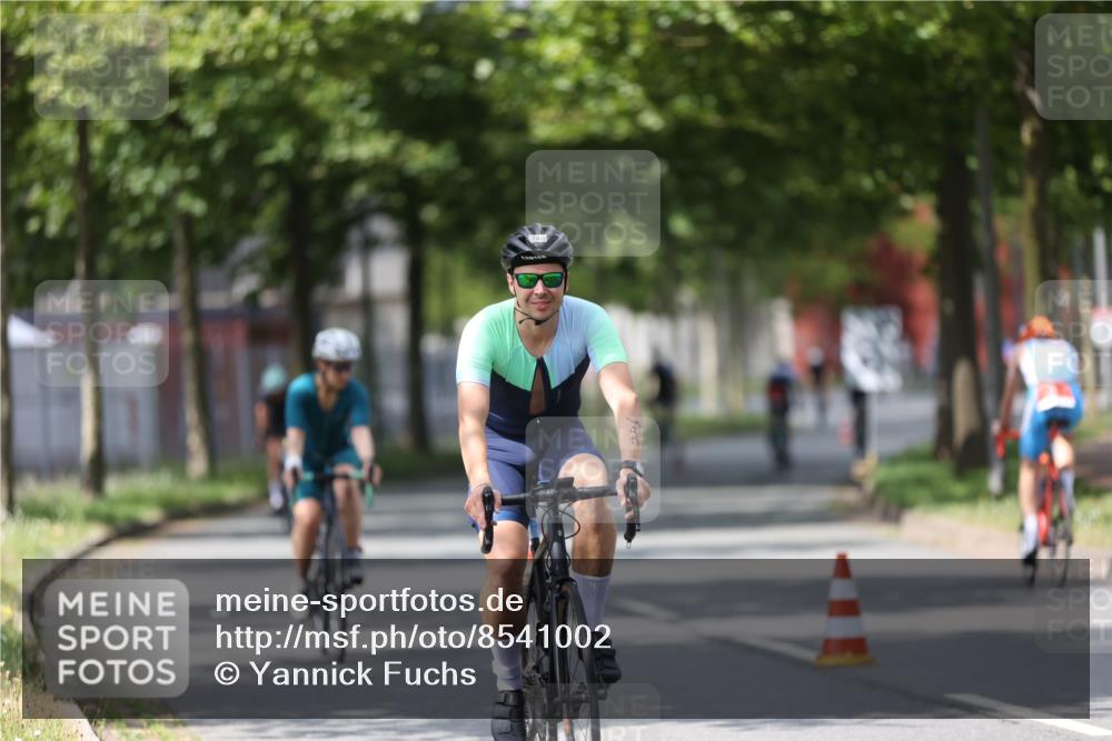 10.08.2025 - GEWOBA Citytriathlon Bremen Yannick Fuchs http://msf.ph/oto/8541002 10.08.2025 12:44:23 Radfahren 586, 661, 669, 693, 703, 713, 731, 746, 911, 965 meine-sportfotos.de