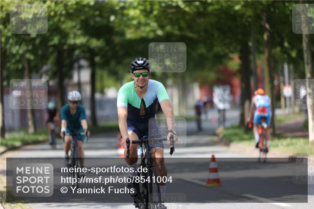 10.08.2025 - GEWOBA Citytriathlon Bremen Yannick Fuchs http://msf.ph/oto/8541004 10.08.2025 12:44:23 Radfahren 586, 661, 669, 693, 703, 713, 731, 746, 911, 965 meine-sportfotos.de