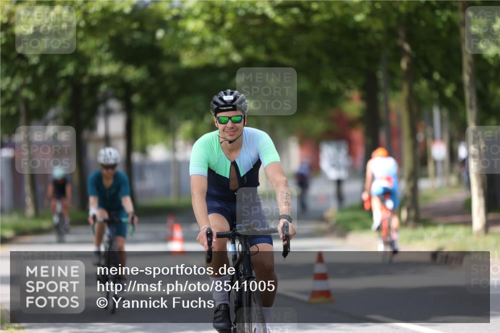 10.08.2025 - GEWOBA Citytriathlon Bremen Yannick Fuchs http://msf.ph/oto/8541005 10.08.2025 12:44:23 Radfahren 586, 661, 669, 693, 703, 713, 731, 746, 911, 965 meine-sportfotos.de