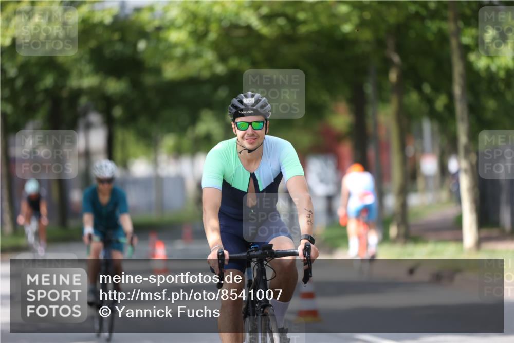 10.08.2025 - GEWOBA Citytriathlon Bremen Yannick Fuchs http://msf.ph/oto/8541007 10.08.2025 12:44:23 Radfahren 586, 661, 669, 693, 703, 713, 731, 746, 911, 965 meine-sportfotos.de