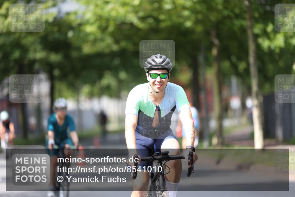 10.08.2025 - GEWOBA Citytriathlon Bremen Yannick Fuchs http://msf.ph/oto/8541010 10.08.2025 12:44:23 Radfahren 586, 661, 669, 693, 703, 713, 731, 746, 911, 965 meine-sportfotos.de