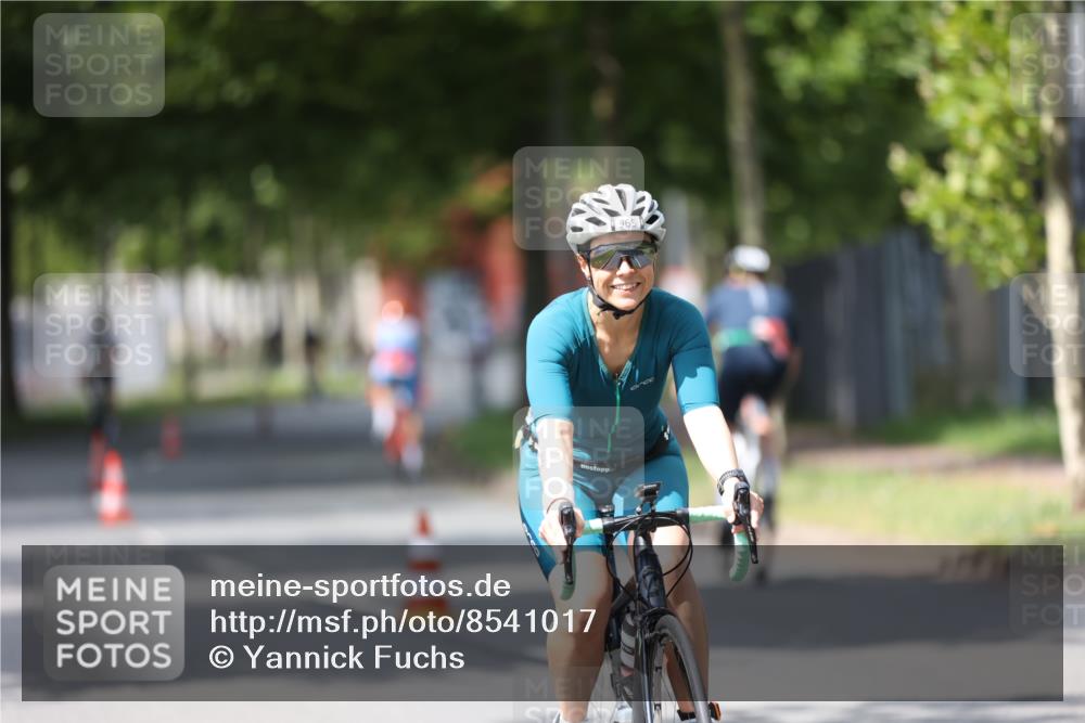 10.08.2025 - GEWOBA Citytriathlon Bremen Yannick Fuchs http://msf.ph/oto/8541017 10.08.2025 12:44:25 Radfahren 586, 661, 669, 693, 703, 713, 731, 746, 800, 911, 965 meine-sportfotos.de
