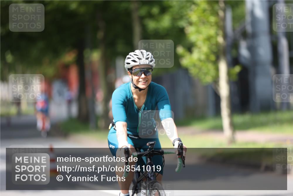 10.08.2025 - GEWOBA Citytriathlon Bremen Yannick Fuchs http://msf.ph/oto/8541019 10.08.2025 12:44:25 Radfahren 586, 661, 669, 693, 703, 713, 731, 746, 800, 911, 965 meine-sportfotos.de