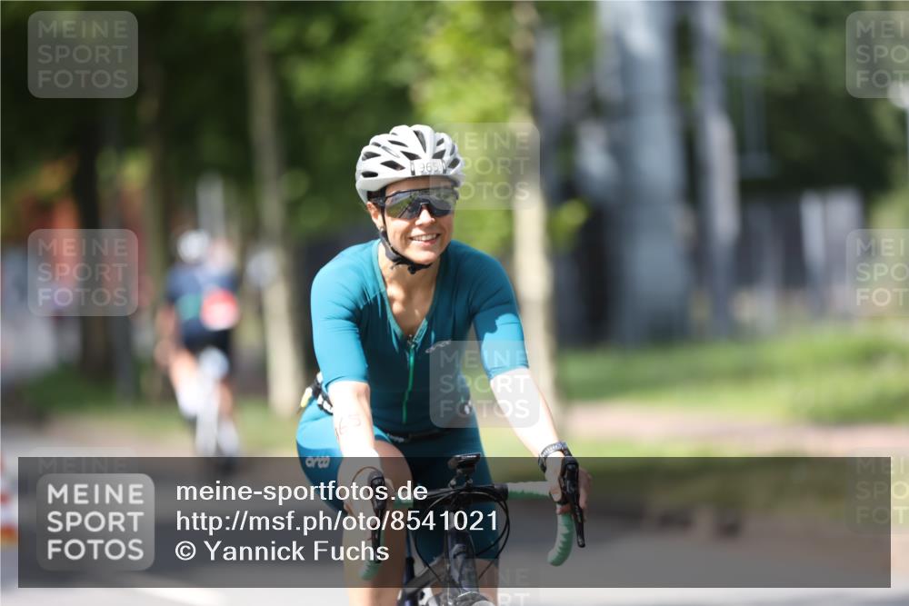 10.08.2025 - GEWOBA Citytriathlon Bremen Yannick Fuchs http://msf.ph/oto/8541021 10.08.2025 12:44:25 Radfahren 586, 661, 669, 693, 703, 713, 731, 746, 800, 911, 965 meine-sportfotos.de