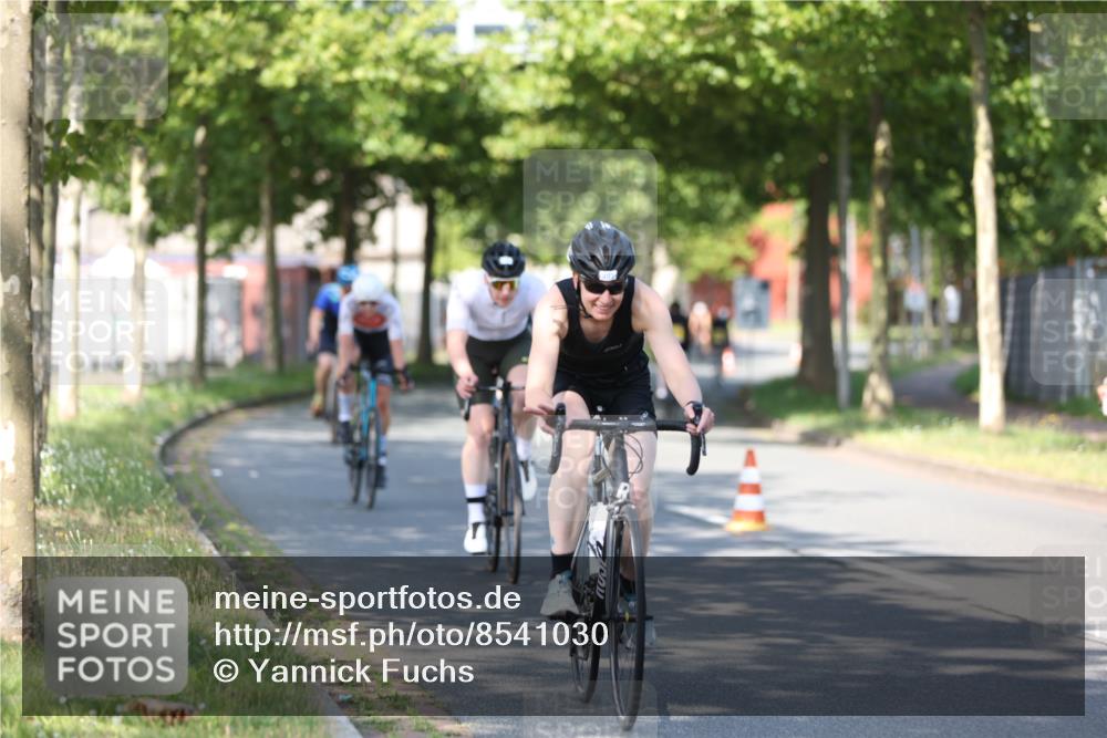 10.08.2025 - GEWOBA Citytriathlon Bremen Yannick Fuchs http://msf.ph/oto/8541030 10.08.2025 10:33:49 Radfahren 81, 97, 151, 161, 245, 350, 394, 400, 409, 427, 428, 451, 491, 504, 512 meine-sportfotos.de
