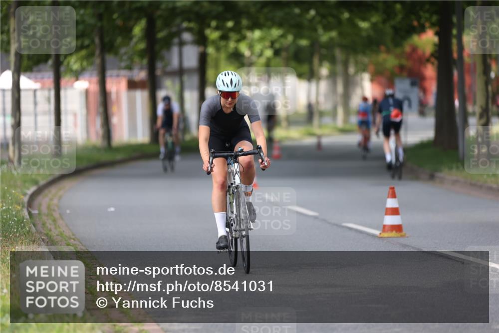 10.08.2025 - GEWOBA Citytriathlon Bremen Yannick Fuchs http://msf.ph/oto/8541031 10.08.2025 12:44:27 Radfahren 586, 669, 693, 703, 713, 746, 800, 911, 965 meine-sportfotos.de