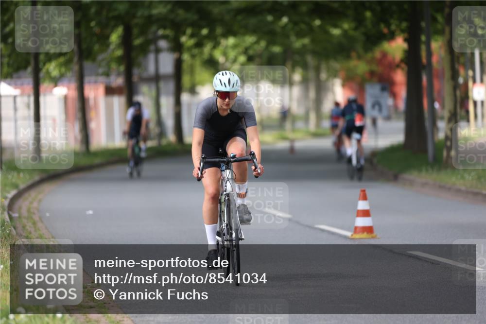 10.08.2025 - GEWOBA Citytriathlon Bremen Yannick Fuchs http://msf.ph/oto/8541034 10.08.2025 12:44:27 Radfahren 586, 669, 693, 703, 713, 746, 800, 911, 965 meine-sportfotos.de