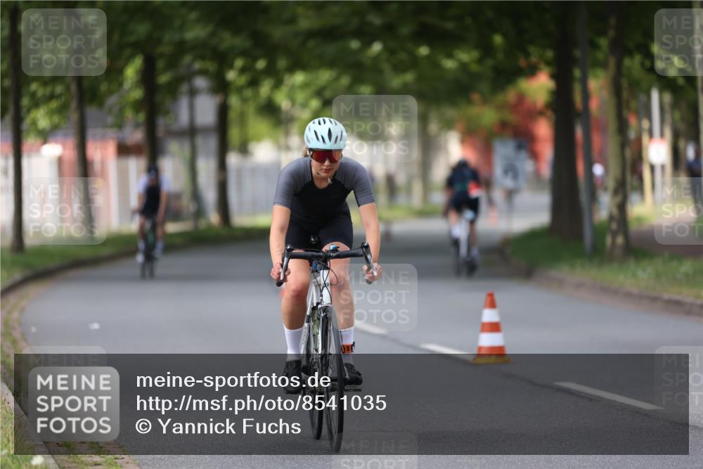 10.08.2025 - GEWOBA Citytriathlon Bremen Yannick Fuchs http://msf.ph/oto/8541035 10.08.2025 12:44:27 Radfahren 586, 669, 693, 703, 713, 746, 800, 911, 965 meine-sportfotos.de