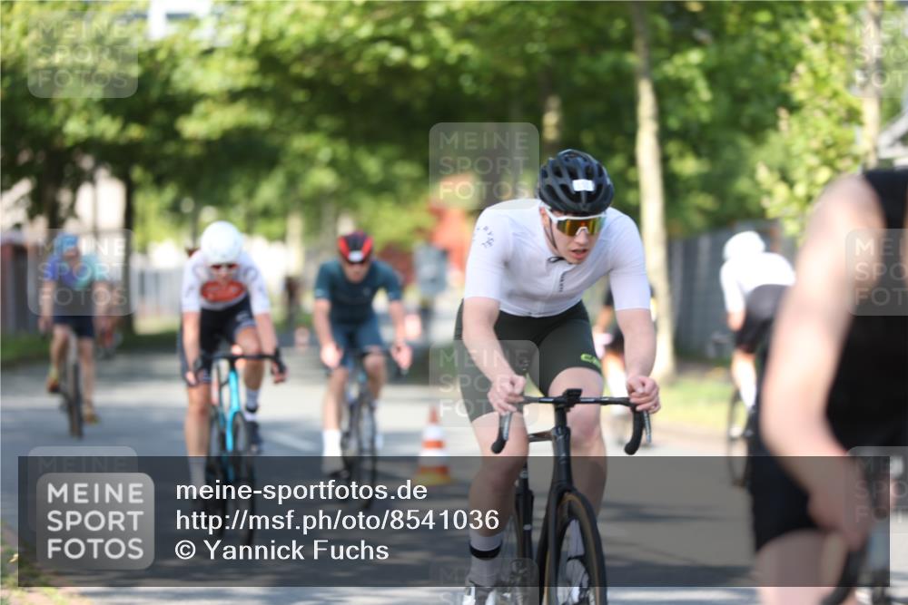 10.08.2025 - GEWOBA Citytriathlon Bremen Yannick Fuchs http://msf.ph/oto/8541036 10.08.2025 10:33:50 Radfahren 81, 97, 151, 161, 245, 350, 394, 400, 409, 427, 428, 451, 491, 504, 512 meine-sportfotos.de