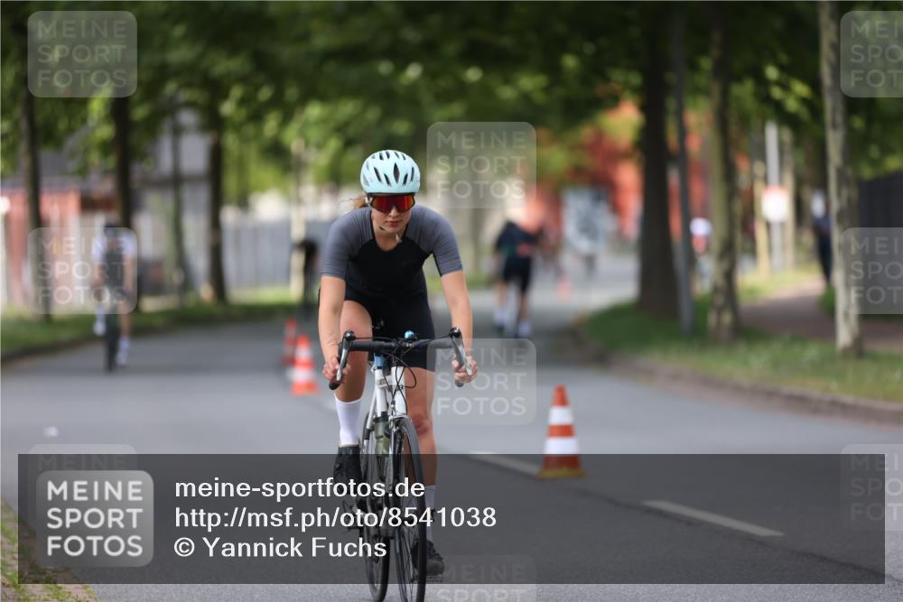 10.08.2025 - GEWOBA Citytriathlon Bremen Yannick Fuchs http://msf.ph/oto/8541038 10.08.2025 12:44:27 Radfahren 586, 669, 693, 703, 713, 746, 800, 911, 965 meine-sportfotos.de