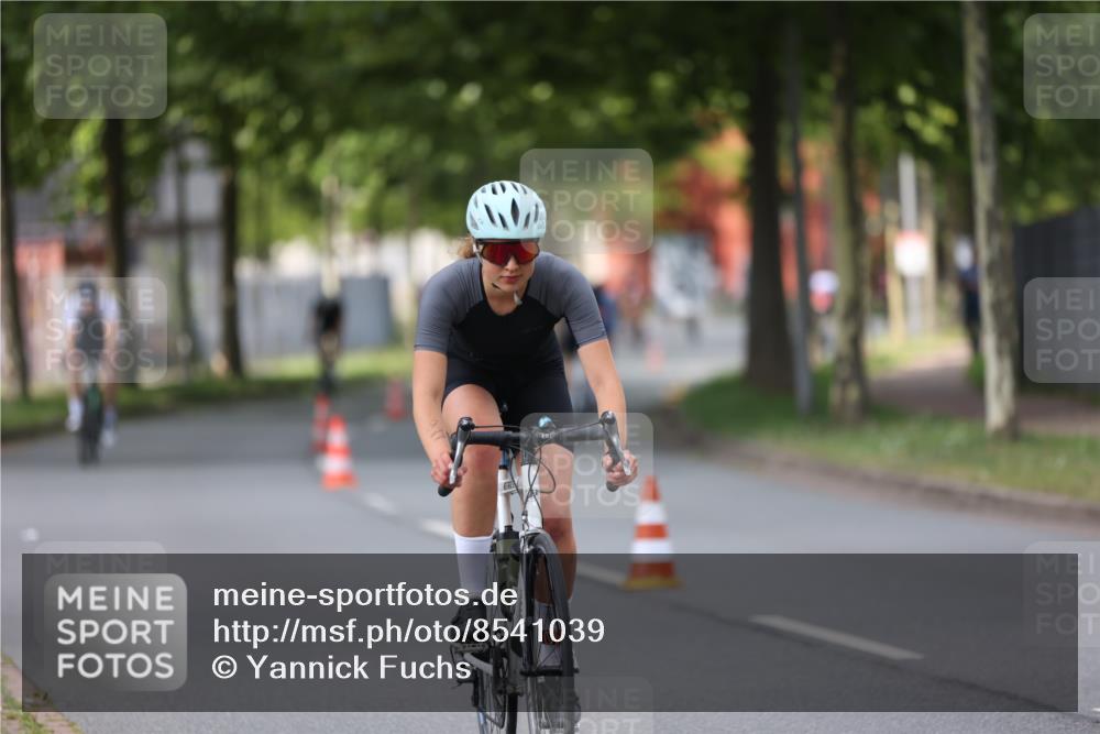 10.08.2025 - GEWOBA Citytriathlon Bremen Yannick Fuchs http://msf.ph/oto/8541039 10.08.2025 12:44:28 Radfahren 586, 669, 693, 703, 713, 746, 800, 819, 911, 965 meine-sportfotos.de