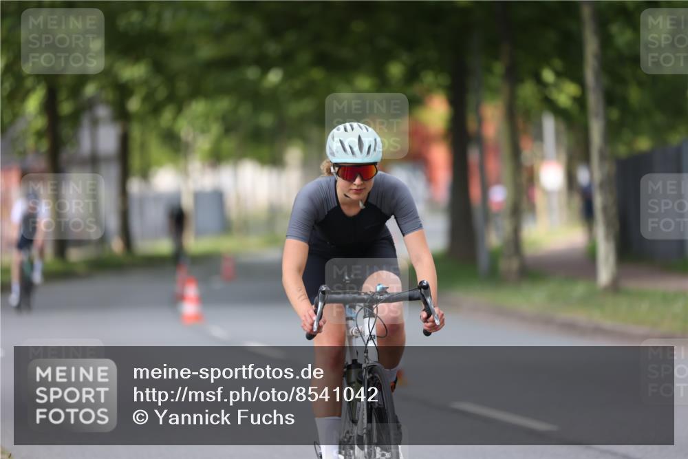 10.08.2025 - GEWOBA Citytriathlon Bremen Yannick Fuchs http://msf.ph/oto/8541042 10.08.2025 12:44:28 Radfahren 586, 669, 693, 703, 713, 746, 800, 819, 911, 965 meine-sportfotos.de