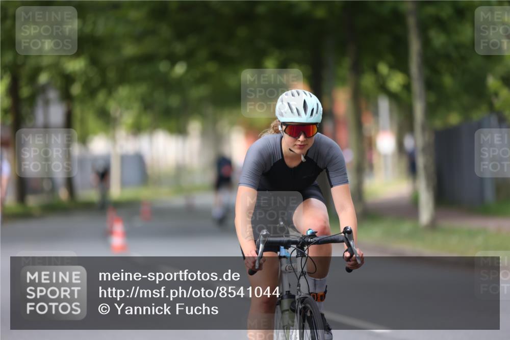 10.08.2025 - GEWOBA Citytriathlon Bremen Yannick Fuchs http://msf.ph/oto/8541044 10.08.2025 12:44:28 Radfahren 586, 669, 693, 703, 713, 746, 800, 819, 911, 965 meine-sportfotos.de
