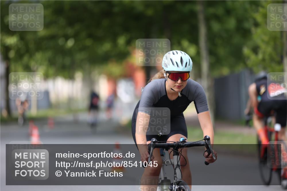 10.08.2025 - GEWOBA Citytriathlon Bremen Yannick Fuchs http://msf.ph/oto/8541045 10.08.2025 12:44:28 Radfahren 586, 669, 693, 703, 713, 746, 800, 819, 911, 965 meine-sportfotos.de