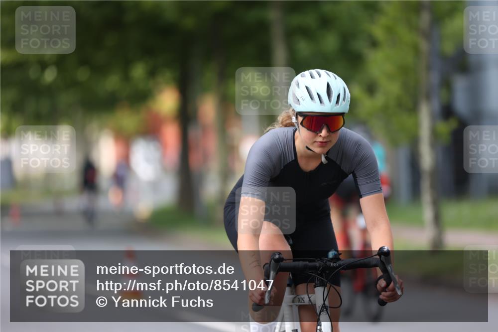 10.08.2025 - GEWOBA Citytriathlon Bremen Yannick Fuchs http://msf.ph/oto/8541047 10.08.2025 12:44:28 Radfahren 586, 669, 693, 703, 713, 746, 800, 819, 911, 965 meine-sportfotos.de