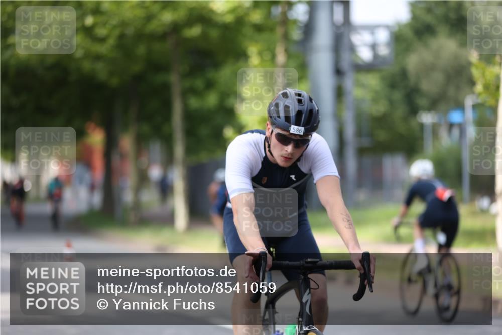 10.08.2025 - GEWOBA Citytriathlon Bremen Yannick Fuchs http://msf.ph/oto/8541059 10.08.2025 12:44:32 Radfahren 586, 607, 669, 713, 746, 800, 819, 911, 958, 965, 1030 meine-sportfotos.de