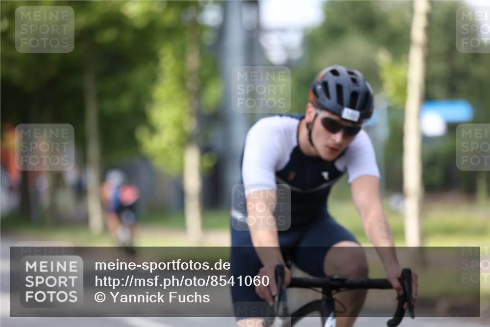 10.08.2025 - GEWOBA Citytriathlon Bremen Yannick Fuchs http://msf.ph/oto/8541060 10.08.2025 12:44:33 Radfahren 586, 607, 669, 713, 746, 800, 819, 911, 958, 965, 1030 meine-sportfotos.de