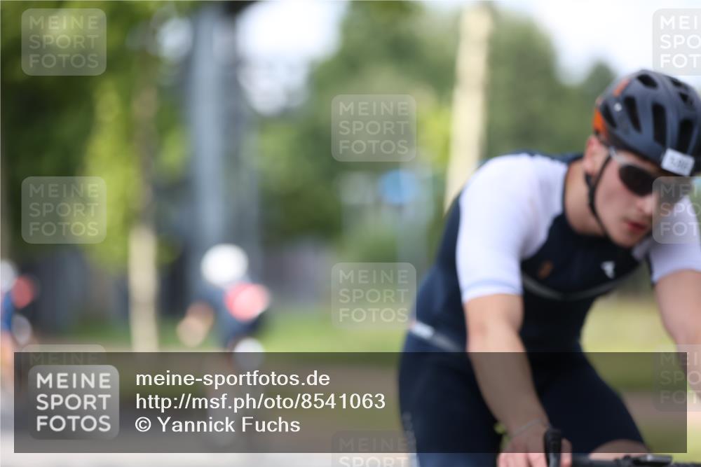 10.08.2025 - GEWOBA Citytriathlon Bremen Yannick Fuchs http://msf.ph/oto/8541063 10.08.2025 12:44:33 Radfahren 586, 607, 669, 713, 746, 800, 819, 911, 958, 965, 1030 meine-sportfotos.de