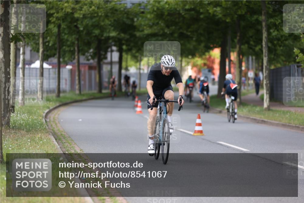 10.08.2025 - GEWOBA Citytriathlon Bremen Yannick Fuchs http://msf.ph/oto/8541067 10.08.2025 12:44:35 Radfahren 586, 607, 669, 800, 809, 819, 911, 958, 965, 1030 meine-sportfotos.de