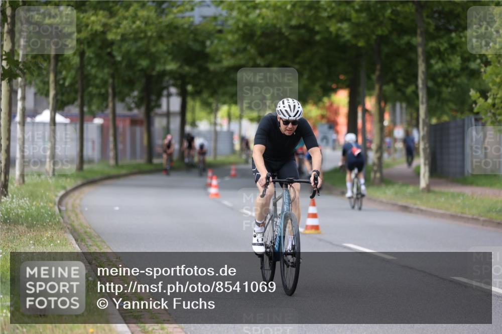 10.08.2025 - GEWOBA Citytriathlon Bremen Yannick Fuchs http://msf.ph/oto/8541069 10.08.2025 12:44:35 Radfahren 586, 607, 669, 800, 809, 819, 911, 958, 965, 1030 meine-sportfotos.de