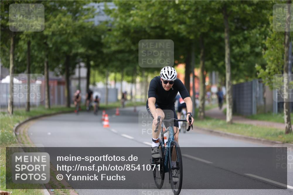 10.08.2025 - GEWOBA Citytriathlon Bremen Yannick Fuchs http://msf.ph/oto/8541071 10.08.2025 12:44:35 Radfahren 586, 607, 669, 800, 809, 819, 911, 958, 965, 1030 meine-sportfotos.de