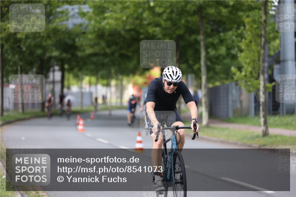 10.08.2025 - GEWOBA Citytriathlon Bremen Yannick Fuchs http://msf.ph/oto/8541073 10.08.2025 12:44:35 Radfahren 586, 607, 669, 800, 809, 819, 911, 958, 965, 1030 meine-sportfotos.de