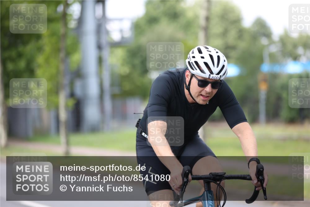 10.08.2025 - GEWOBA Citytriathlon Bremen Yannick Fuchs http://msf.ph/oto/8541080 10.08.2025 12:44:36 Radfahren 586, 607, 669, 800, 809, 819, 911, 958, 965, 1030 meine-sportfotos.de