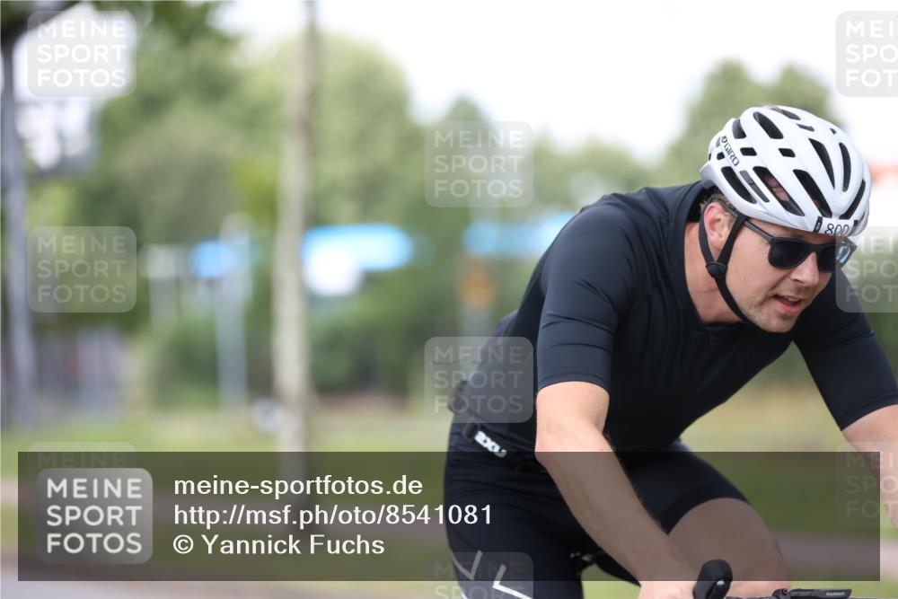 10.08.2025 - GEWOBA Citytriathlon Bremen Yannick Fuchs http://msf.ph/oto/8541081 10.08.2025 12:44:36 Radfahren 586, 607, 669, 800, 809, 819, 911, 958, 965, 1030 meine-sportfotos.de