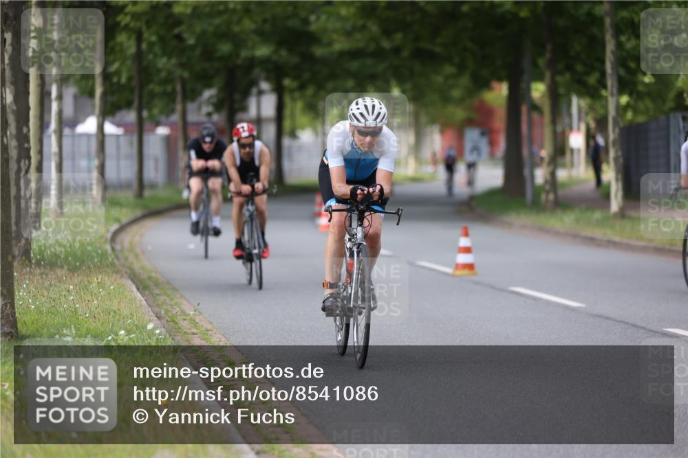 10.08.2025 - GEWOBA Citytriathlon Bremen Yannick Fuchs http://msf.ph/oto/8541086 10.08.2025 12:44:40 Radfahren 586, 607, 638, 800, 809, 819, 958, 1030 meine-sportfotos.de
