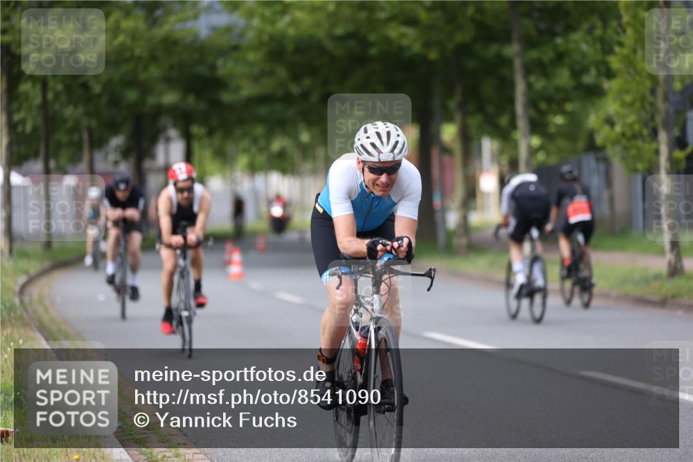 10.08.2025 - GEWOBA Citytriathlon Bremen Yannick Fuchs http://msf.ph/oto/8541090 10.08.2025 12:44:40 Radfahren 586, 607, 638, 800, 809, 819, 958, 1030 meine-sportfotos.de