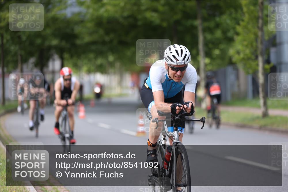 10.08.2025 - GEWOBA Citytriathlon Bremen Yannick Fuchs http://msf.ph/oto/8541092 10.08.2025 12:44:41 Radfahren 586, 607, 638, 800, 809, 819, 958, 1030 meine-sportfotos.de
