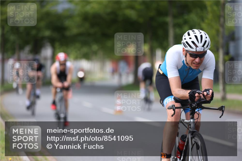 10.08.2025 - GEWOBA Citytriathlon Bremen Yannick Fuchs http://msf.ph/oto/8541095 10.08.2025 12:44:41 Radfahren 586, 607, 638, 800, 809, 819, 958, 1030 meine-sportfotos.de