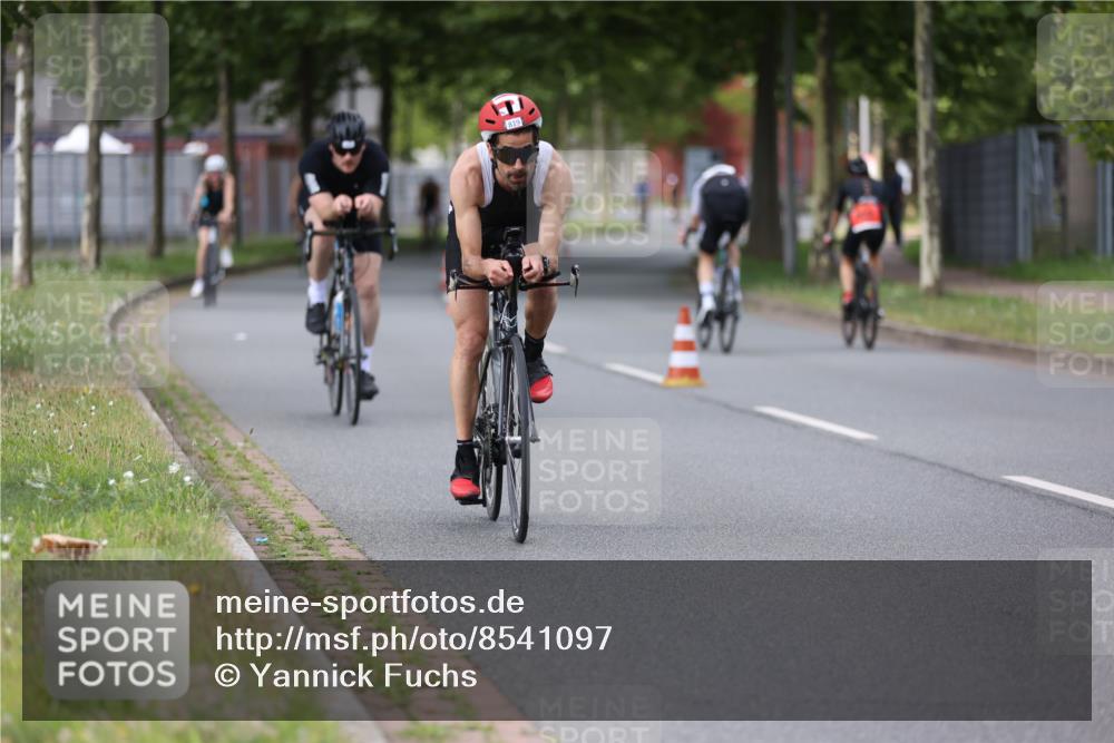 10.08.2025 - GEWOBA Citytriathlon Bremen Yannick Fuchs http://msf.ph/oto/8541097 10.08.2025 12:44:41 Radfahren 586, 607, 638, 800, 809, 819, 958, 1030 meine-sportfotos.de