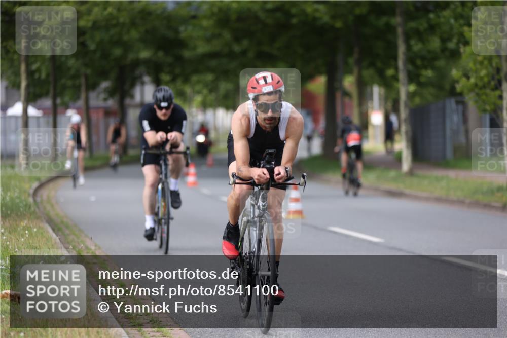 10.08.2025 - GEWOBA Citytriathlon Bremen Yannick Fuchs http://msf.ph/oto/8541100 10.08.2025 12:44:41 Radfahren 586, 607, 638, 800, 809, 819, 958, 1030 meine-sportfotos.de