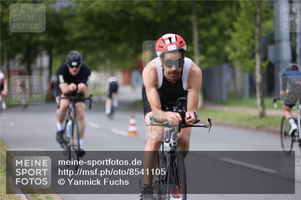 10.08.2025 - GEWOBA Citytriathlon Bremen Yannick Fuchs http://msf.ph/oto/8541105 10.08.2025 12:44:42 Radfahren 586, 607, 638, 800, 809, 819, 958, 1030 meine-sportfotos.de