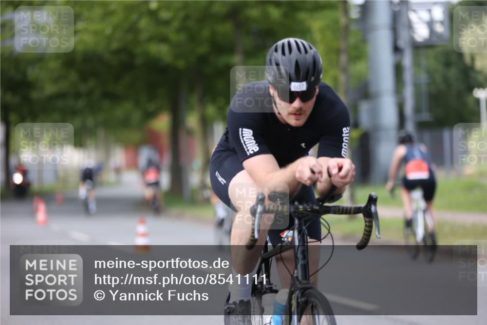 10.08.2025 - GEWOBA Citytriathlon Bremen Yannick Fuchs http://msf.ph/oto/8541111 10.08.2025 12:44:43 Radfahren 586, 607, 638, 800, 809, 819, 958, 1030 meine-sportfotos.de