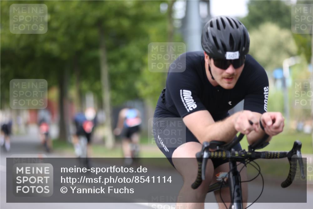 10.08.2025 - GEWOBA Citytriathlon Bremen Yannick Fuchs http://msf.ph/oto/8541114 10.08.2025 12:44:43 Radfahren 586, 607, 638, 800, 809, 819, 958, 1030 meine-sportfotos.de