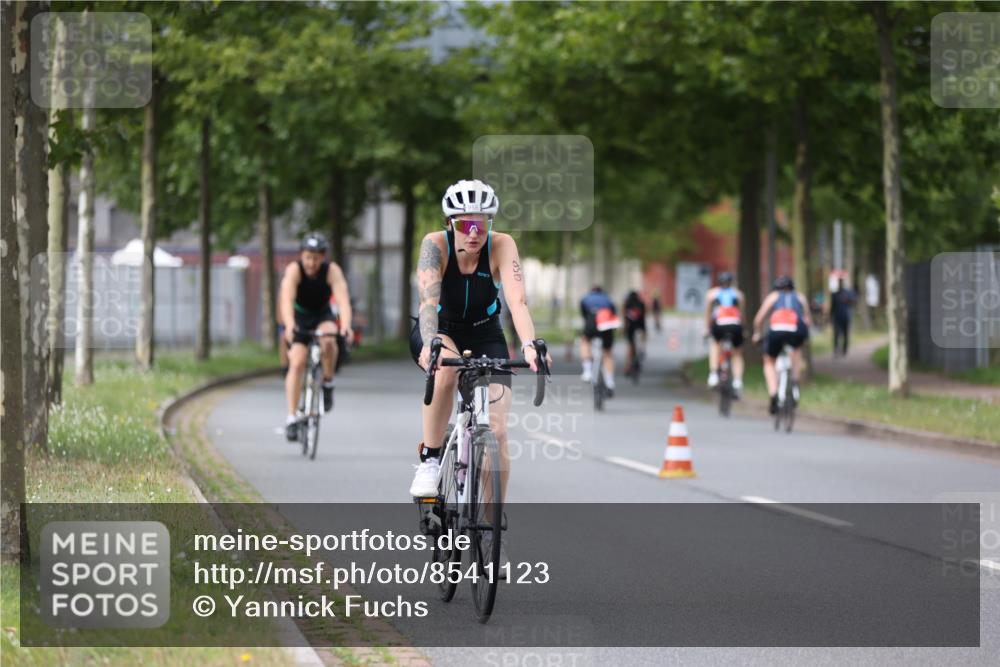 10.08.2025 - GEWOBA Citytriathlon Bremen Yannick Fuchs http://msf.ph/oto/8541123 10.08.2025 12:44:45 Radfahren 586, 607, 638, 716, 800, 809, 819, 958, 1030 meine-sportfotos.de
