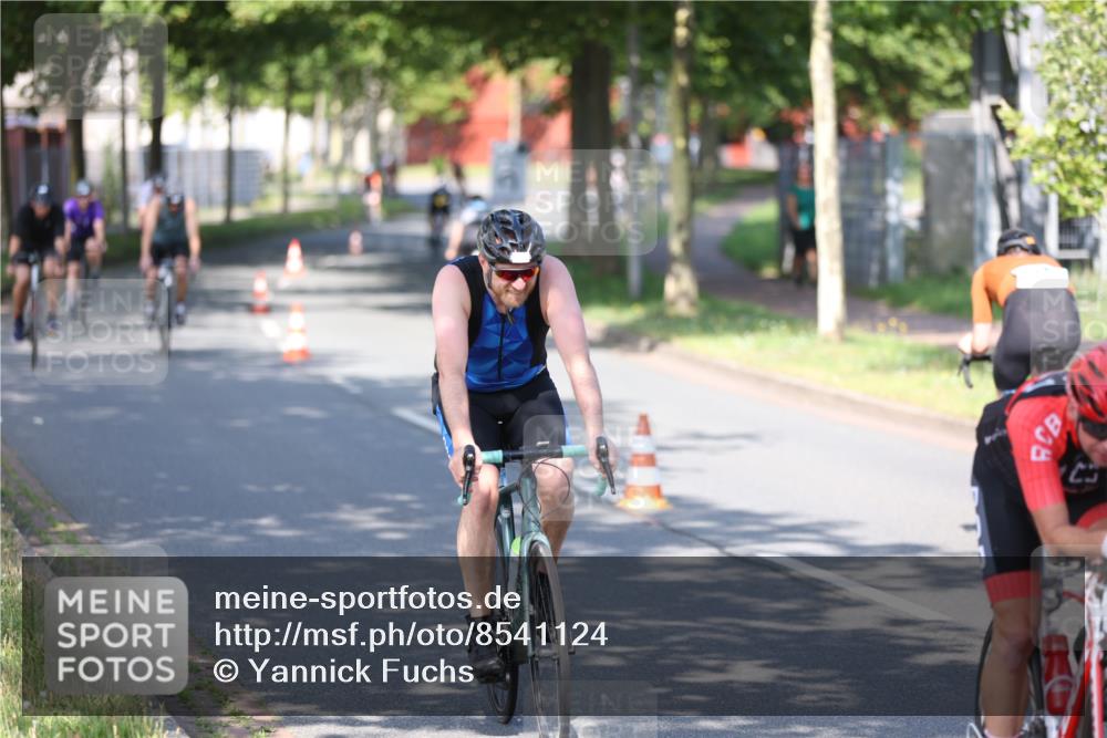 10.08.2025 - GEWOBA Citytriathlon Bremen Yannick Fuchs http://msf.ph/oto/8541124 10.08.2025 10:35:01 Radfahren 21, 129, 147, 181, 241, 379, 393, 404, 413, 445, 461 meine-sportfotos.de