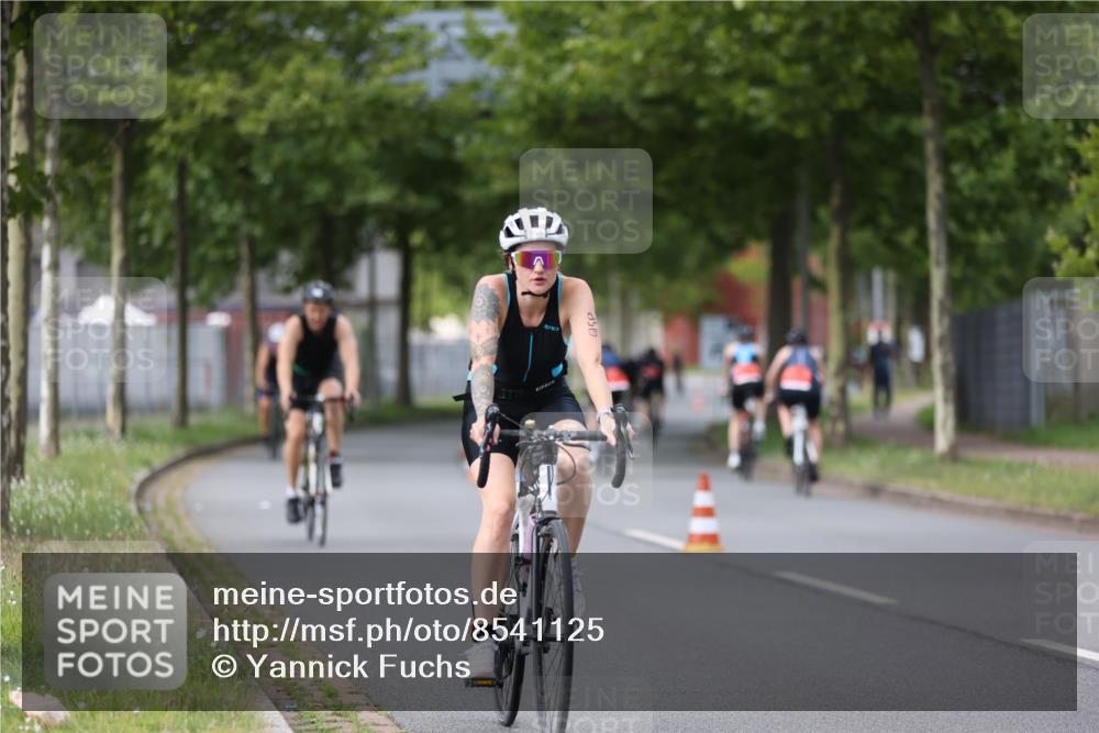 10.08.2025 - GEWOBA Citytriathlon Bremen Yannick Fuchs http://msf.ph/oto/8541125 10.08.2025 12:44:45 Radfahren 586, 607, 638, 716, 800, 809, 819, 958, 1030 meine-sportfotos.de