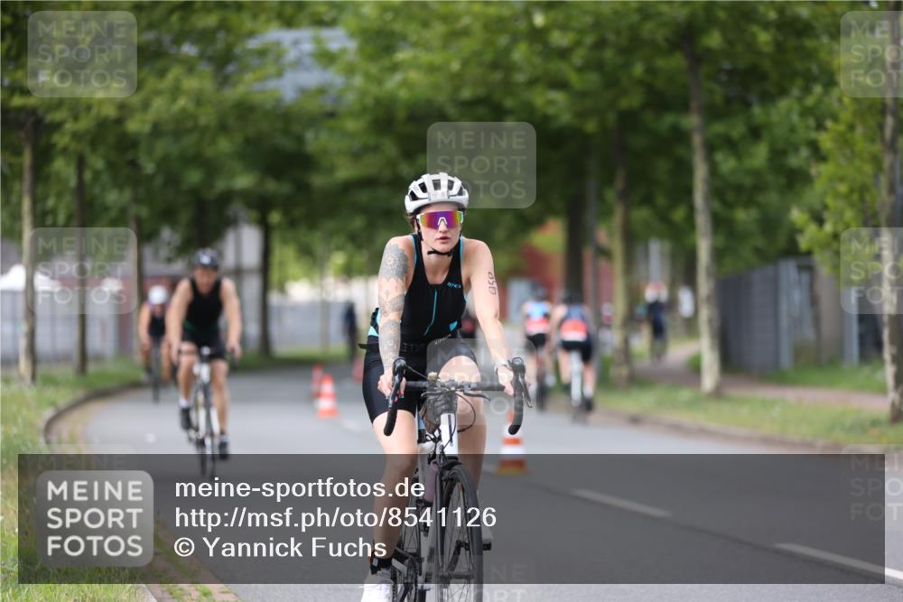 10.08.2025 - GEWOBA Citytriathlon Bremen Yannick Fuchs http://msf.ph/oto/8541126 10.08.2025 12:44:45 Radfahren 586, 607, 638, 716, 800, 809, 819, 958, 1030 meine-sportfotos.de