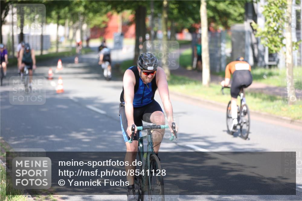 10.08.2025 - GEWOBA Citytriathlon Bremen Yannick Fuchs http://msf.ph/oto/8541128 10.08.2025 10:35:01 Radfahren 21, 129, 147, 181, 241, 379, 393, 404, 413, 445, 461 meine-sportfotos.de