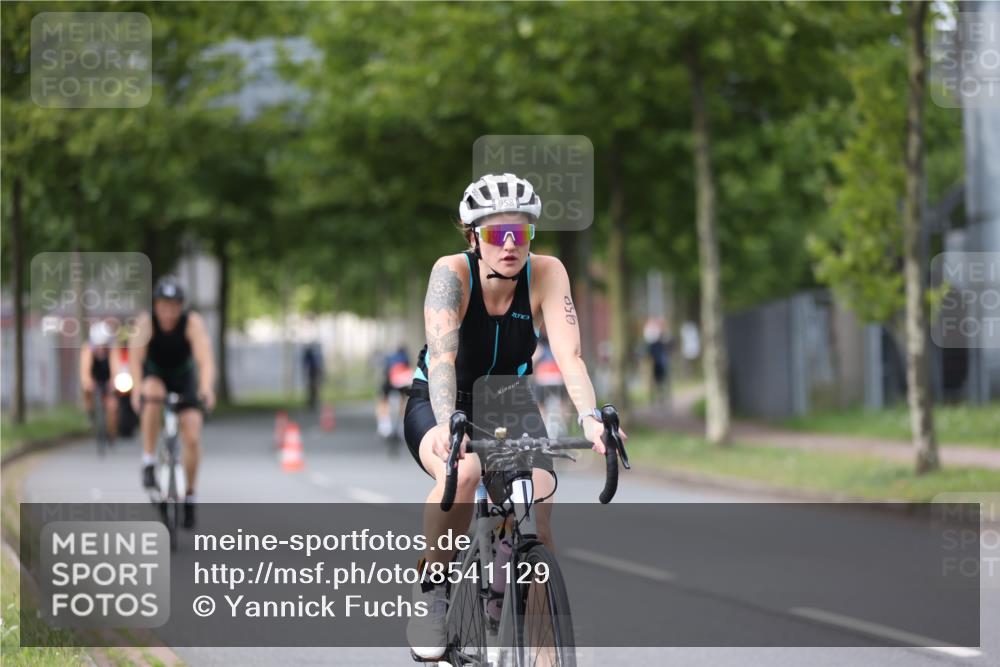 10.08.2025 - GEWOBA Citytriathlon Bremen Yannick Fuchs http://msf.ph/oto/8541129 10.08.2025 12:44:45 Radfahren 586, 607, 638, 716, 800, 809, 819, 958, 1030 meine-sportfotos.de