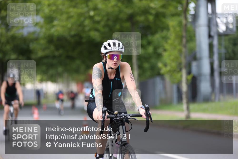 10.08.2025 - GEWOBA Citytriathlon Bremen Yannick Fuchs http://msf.ph/oto/8541131 10.08.2025 12:44:45 Radfahren 586, 607, 638, 716, 800, 809, 819, 958, 1030 meine-sportfotos.de
